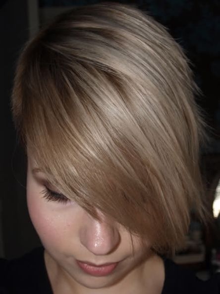 blond fryzura asymetryczna krótka, nowoczesna grzywka asymetryczna